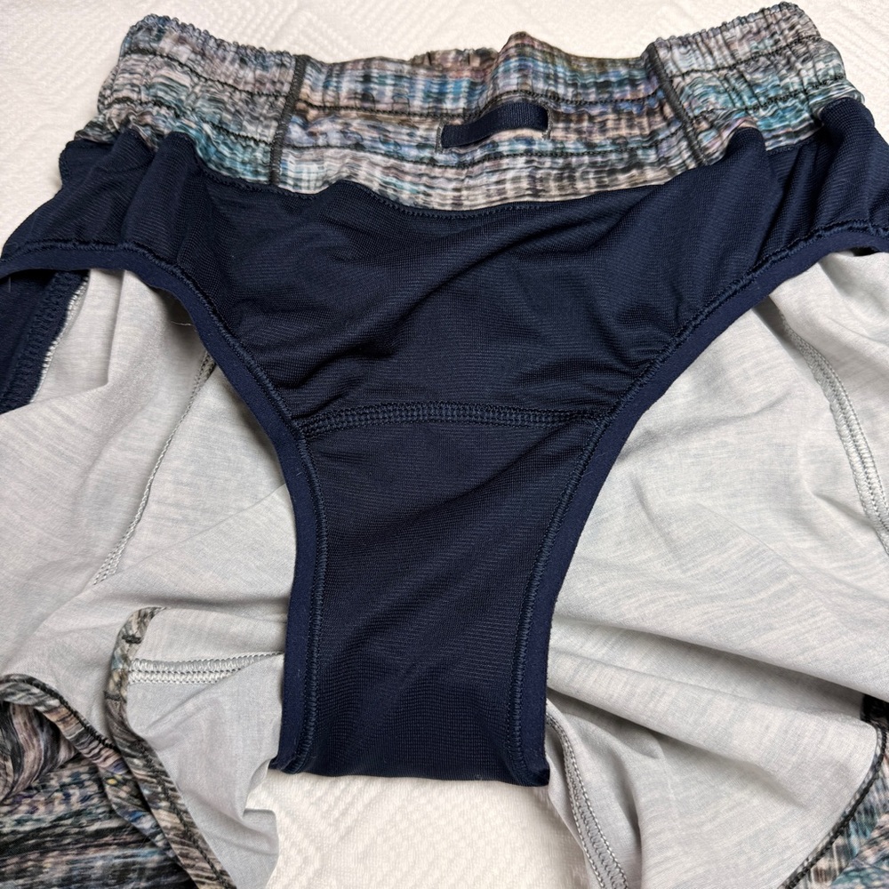 Lululemon Hot Hotty Shorts Size 2, Inseam 4”, Blue Yellow Multi, Lot of 3 - Picture 14 of 14